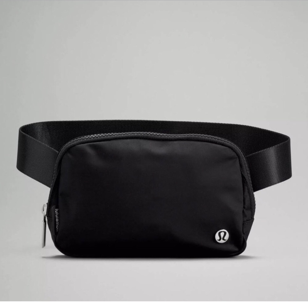 New With Tag Lululemon Everywhere Belt Bag Black extension strap